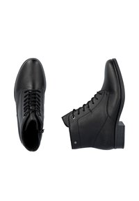 Bottines en cuir noir avec une texture lisse, dotées d'un design à lacets, d'un bout rond et d'un talon empilé pour plus de stabilité.