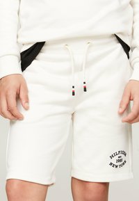 Tommy Hilfiger MONOTYPE FLOCK REG  - Pantaloni sportivi - ancient white