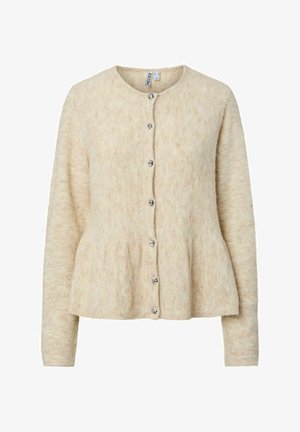 Beige stickad cardigan med rund halsringning, knäppning fram och peplumkant. Har knappar i silverfärg och en mjuk textur.
