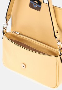 Borsa a tracolla gialla in pelle con superficie texturizzata, dotata di chiusura a scatto, tasca interna con zip e dettagli in metallo dorato.