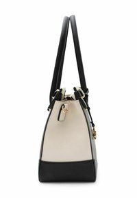 Borsa a secchiello nera e beige con texture liscia. Presenta due lunghe cinghie nere e hardware in oro rosa sulla chiusura e sugli accenti.