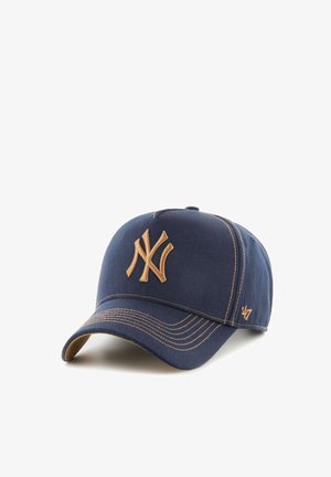 Cappellino da baseball blu navy in cotone con corona arrotondata e visiera curva. Presenta un logo ricamato color beige e cuciture.