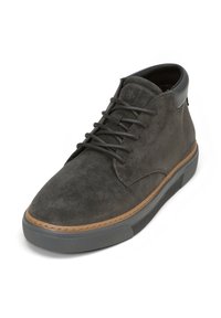 Bottine en suède gris avec un bout arrondi, un design à laçage, des accents en cuir et une semelle en caoutchouc présentant un motif texturé.
