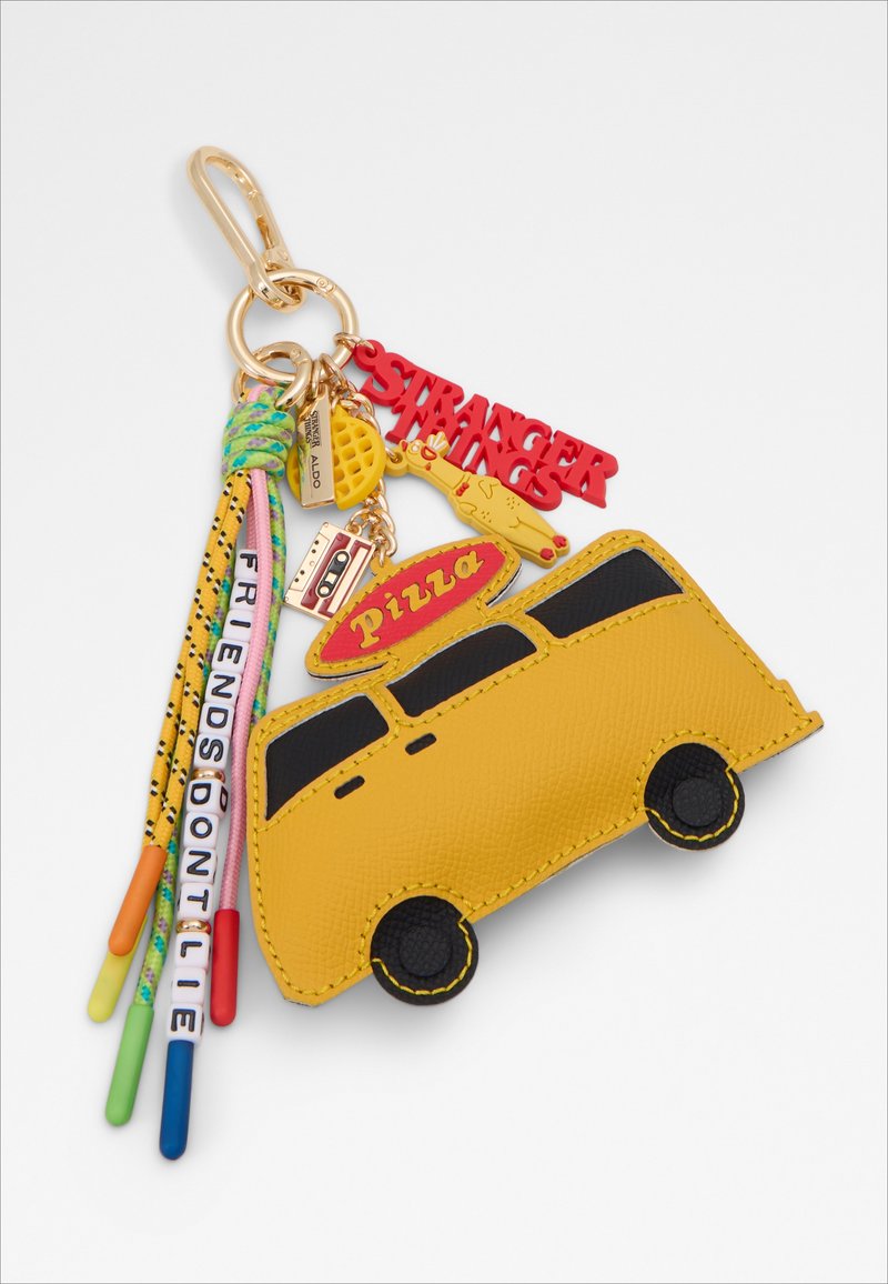 Gelber Van-Schlüsselanhänger mit "pizza"-Schild, rotem "Stranger Things"-Schriftzug, regenbogenfarbenen Schnürsenkeln, die "Friends Don't Lie" buchstabieren, und kleinen Anhängern in Form von Waffeln und Kassette.