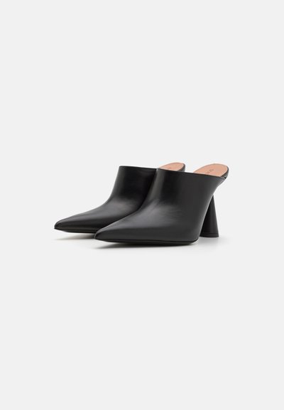 Mustat nahka-muokot, joissa on terävä kärki ja keskikorkea veistoksellinen korko. Liukas pinta, minimalistinen muotoilu eikä näkyvää metalliosaa.