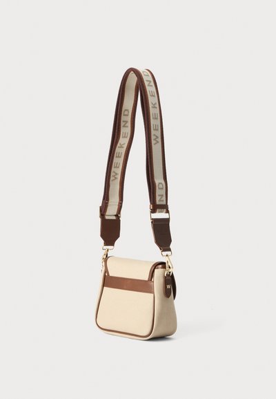 Μπεζ και καφέ τσάντα crossbody με φαρδιά υφασμάτινη τιράντα που έχει τη λέξη "WEEKEND" σε ανοιχτές και σκοτεινές καφέ αποχρώσεις.