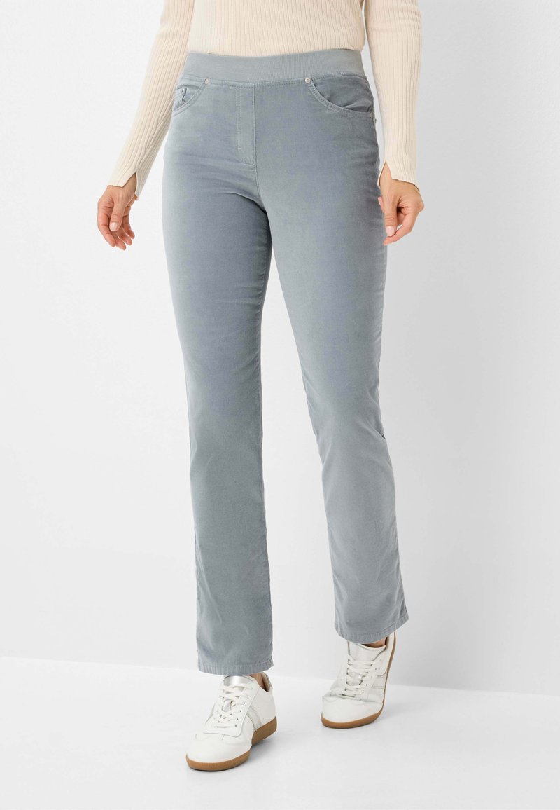 Grijze corduroy broek met een aansluitende tailleband, twee zijzakken en een rechte snit. Draag het met witte sneakers.