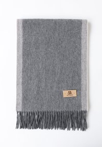 Écharpe en laine grise avec un bord gris clair, comportant des franges sur un côté et une étiquette en cuir cousue portant la mention "BELLEMERE."