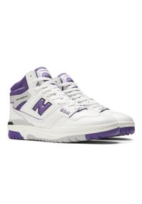 Bílé vysoké tenisky s fialovými akcenty, hladká kůže a síťovina, perforované detaily a gumová podrážka. Obsahují branding "new balance".