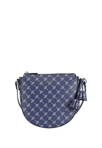 Bolso de mano navy con forma curvada, que presenta un logo y un patrón de abanicos repetido. Incluye una correa desmontable y detalles con borlas.