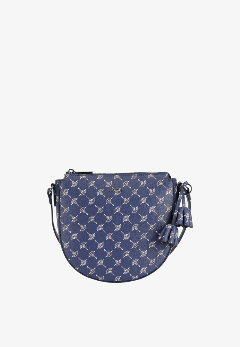 Bolso de mano navy con forma curvada, que presenta un logo y un patrón de abanicos repetido. Incluye una correa desmontable y detalles con borlas.
