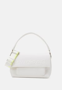 Vit läderhandväska med strukturerad yta, med flätat handtag och en avtagbar rem med neonaccente. Präglat logo på framsidan.