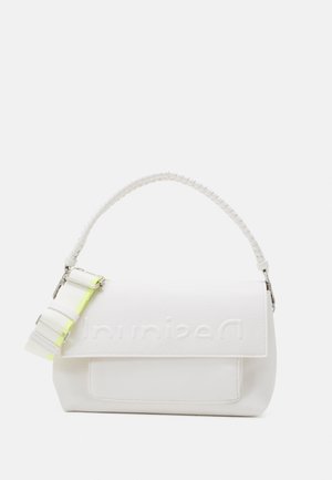 Bolso de mano de cuero blanco con acabado texturizado, que cuenta con un asa trenzada y una correa desmontable con detalles en neón. Logotipo en relieve en la parte frontal.