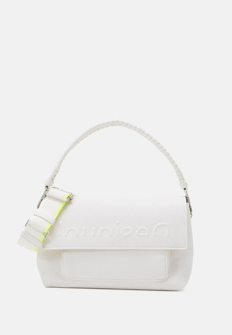Biała skórzana torba o teksturowanej powierzchni, z plecionym uchwytem i odpinanym paskiem z neonowymi akcentami. Tłoczone logo z przodu.