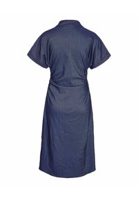 Tumši zila ceļgalu garuma kleita ar īsām piedurknēm, apkakli un sapulcinātu auduma detaļu jostas vietā, redzama no aizmugures uz balta fona.