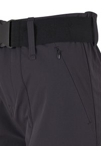 Sorte bukser med skrå lynlåslomme og bredt sort bælte med subtilt præget logo på linningen.
