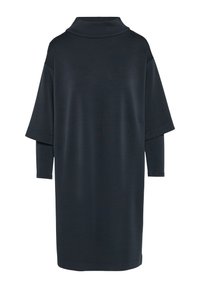 Donkergrijze jurk met een hoge kraag, ontspannen pasvorm, korte mouwen en knielange stijl. Gladde textuur met een minimalistisch uiterlijk.