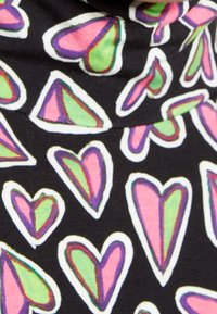 Svart tyg med ett heltäckande mönster av färgglada hjärtan i rosa, grönt och lila. Hjärtana har tydliga vita konturer och varierande storlekar.