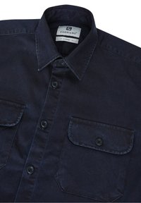 Camisa de mezclilla azul marino abotonada con cuello clásico, dos bolsillos en el pecho y botones negros. Etiqueta visible: "Gabbiano, Grande."
