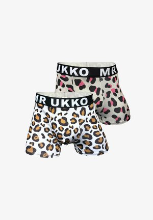 Deux paires de boxers avec des motifs léopard. L'une a une base blanche avec des taches marron, l'autre est gris clair avec des accents roses. Ceinture noire.