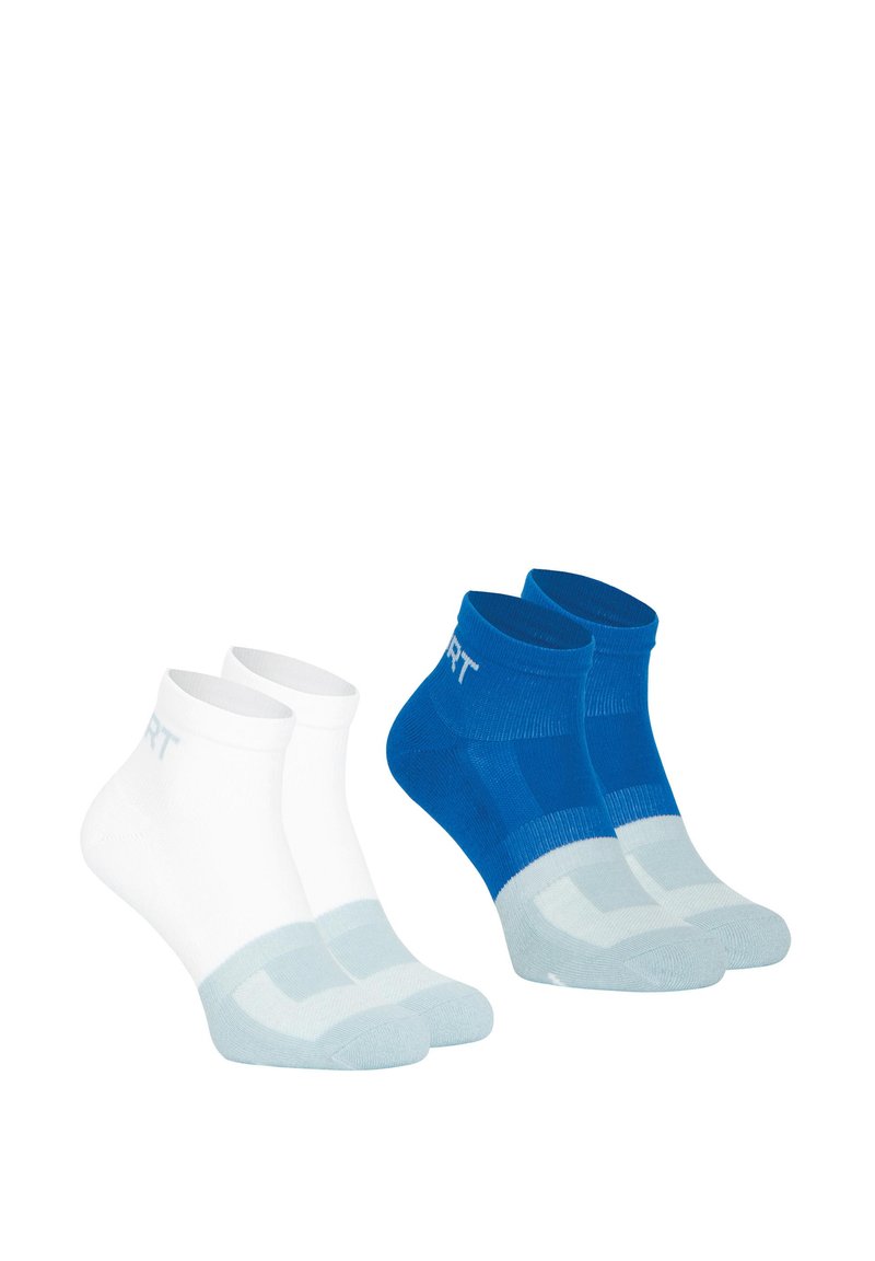 Quatre paires de chaussettes de cheville en blanc et bleu, avec un bout et un talon contrastants plus clairs, et un logo "SPORT" sur le revers.