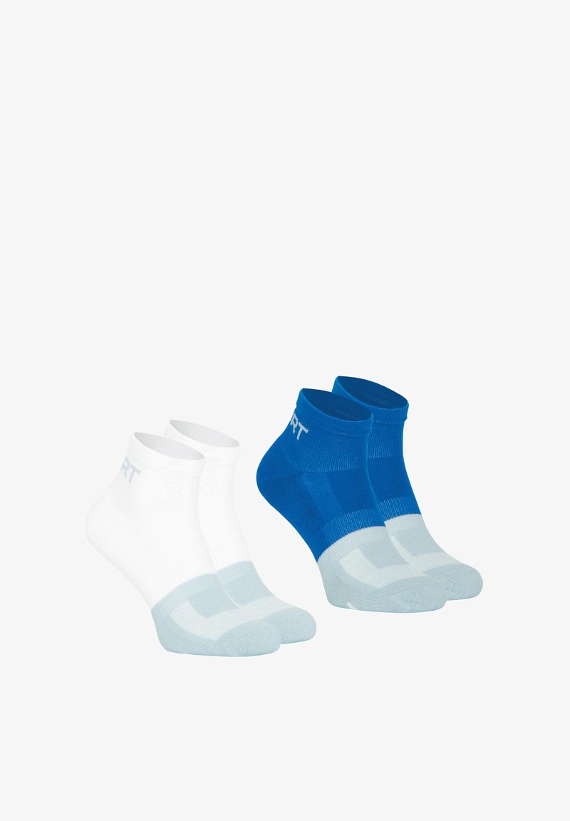 Quatre paires de chaussettes de cheville en blanc et bleu, avec un bout et un talon contrastants plus clairs, et un logo "SPORT" sur le revers.