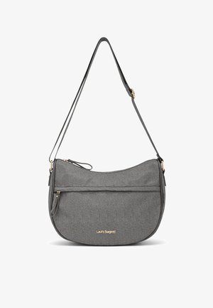 Grijze gekorrelde stoffen schoudertas met een gebogen vorm, gouden metalen details en een buitenzak met rits. Verstelbare riem voor gemak.