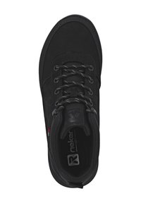 Zwarte sneaker met een ontwerp van suede en mesh, ronde neus, platte veters en textuuraccenten. Bevat een merklabel op de binnenzool.