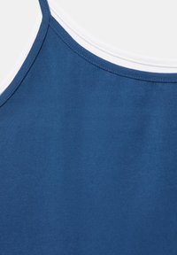 Close-up van een blauw-witte mouwloze kledinghalslijn met zichtbare stiksels op gladde stof.
