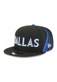 Schwarze Baseballkappe mit weißer "DALLAS" Stickerei und blauen Akzenten. Verfügt über eine flache Krempe und einen blauen Knopf oben. Hergestellt aus strukturiertem Stoff.