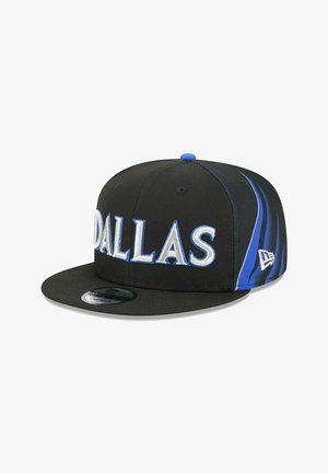 Schwarze Baseballkappe mit weißer "DALLAS" Stickerei und blauen Akzenten. Verfügt über eine flache Krempe und einen blauen Knopf oben. Hergestellt aus strukturiertem Stoff.