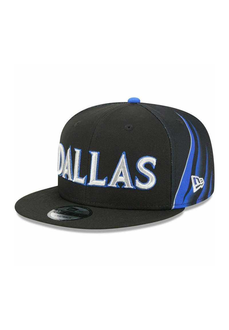 Schwarze Baseballkappe mit weißer "DALLAS" Stickerei und blauen Akzenten. Verfügt über eine flache Krempe und einen blauen Knopf oben. Hergestellt aus strukturiertem Stoff.