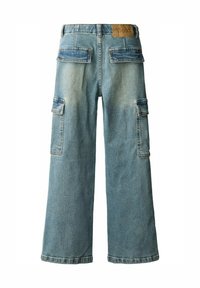Pantalones cargo de denim azul con corte amplio, que cuentan con dos grandes bolsillos laterales y una etiqueta de parche en la cintura. Textura desgastada, diseño casual.