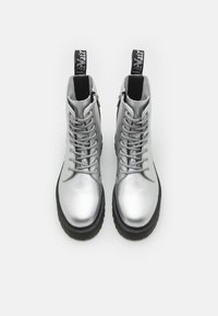 Dr. Martens Stivaletti con plateau - silver-coloured