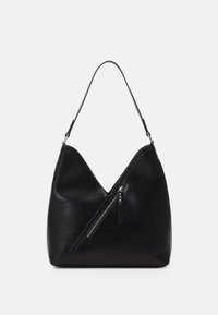 Svart läderhandväska med en V-formad design, utrustad med en dragkedjeförsedd framlucka och en lång axelrem för enkel bärning.