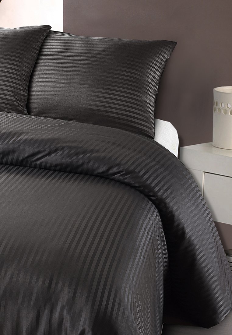 Set di biancheria da letto a righe nere realizzato in tessuto morbido, caratterizzato da linee orizzontali di diverse sfumature di nero, accompagnato da federe abbinate.