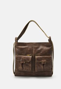 Sac messager en cuir marron avec deux poches avant, fermeture éclair dorée, bandoulière ajustable et détails de couture contrastants clairs.