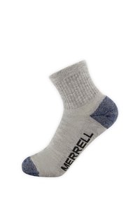 Chaussette grise à la cheville avec talon et pointe renforcés bleu foncé, bord-côte côtelé et logo "MERRELL" sur le côté.