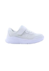 Zapatilla deportiva blanca con parte superior de malla, cierre de cordones y tira de Velcro, suela acolchada y suela exterior de goma texturizada.