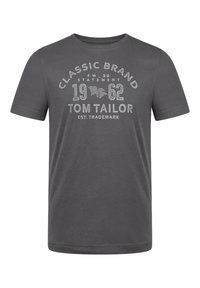 Camiseta de algodón de manga corta en gris oscuro. Presenta un estampado frontal con el texto "CLASSIC BRAND 1962 TOM TAILOR" en gris claro. Diseño de cuello redondo.