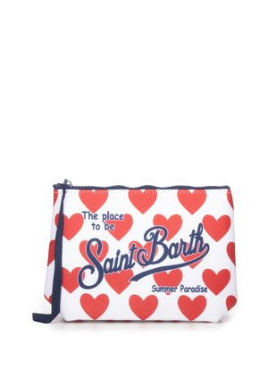 Tasca bianca con motivo di cuori rossi, cerniera blu navy e testo "The place to be Saint Barth Summer Paradise" sul davanti.