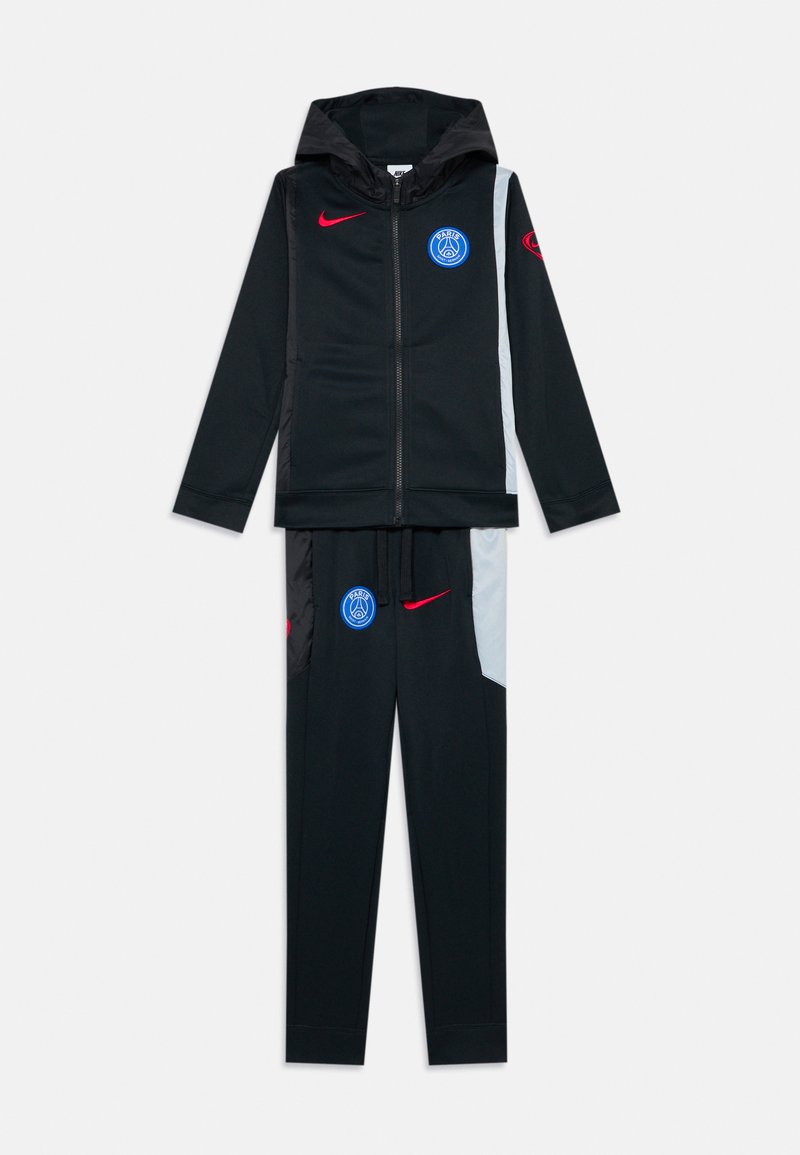 Veste à capuche zippée noire et pantalon assorti avec des logos Nike rouges et des badges Paris Saint-Germain bleus, présentant des panneaux latéraux gris clair.