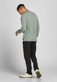 Jack & Jones JJEHILL CREW NECK  - Pulóver - slate gray