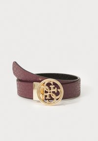 Curea din piele burgundy cu o cataramă circulară aurie, cu litere încrucișate și un model cu logo embosat pe curea.