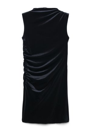 Ärmelloses schwarzes Samtkleid mit asymmetrischer Raffung auf einer Seite, hohem Ausschnitt und geradem Saum.