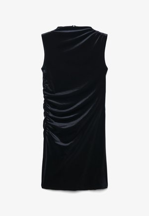 Ärmelloses schwarzes Samtkleid mit asymmetrischer Raffung auf einer Seite, hohem Ausschnitt und geradem Saum.