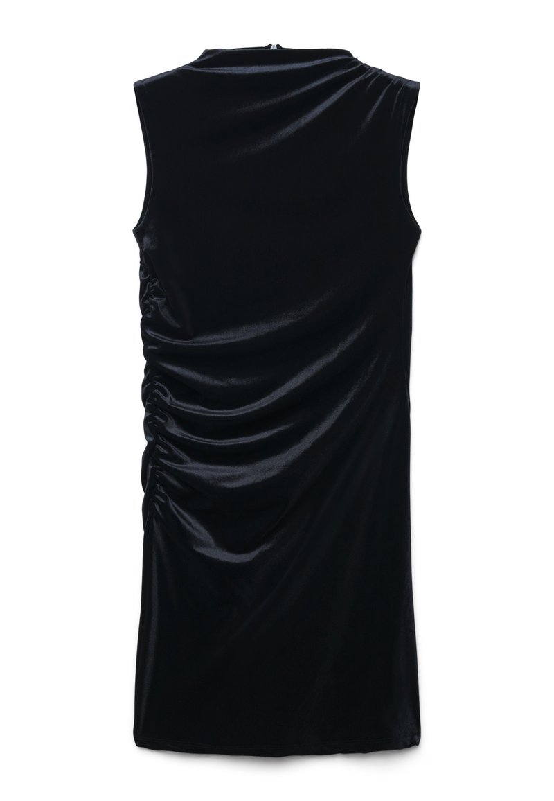 Ärmelloses schwarzes Samtkleid mit asymmetrischer Raffung auf einer Seite, hohem Ausschnitt und geradem Saum.