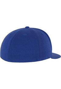 Zils beisbola cepure, kas izgatavota no audumiem, ar apaļu kroņu, stingru vizieri un sešām ventilācijas acīm augšpusē. Nav citu papildinājumu.