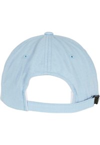 Világoskék sapka, texturált anyagból, ívelt napellenzővel, hátul állítható pánttal és szellőzőnyílással a légáteresztés érdekében.