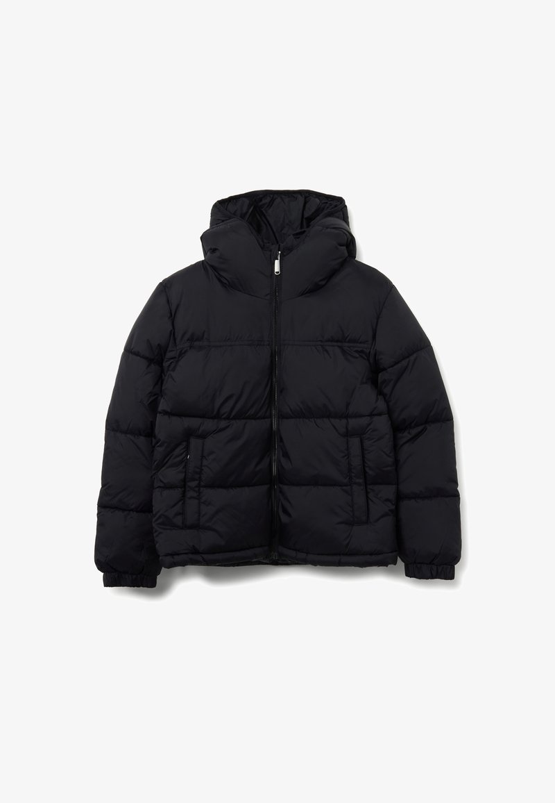 Giacca a vento nera con cappuccio, dotata di zip frontale, due tasche anteriori e design trapuntato. Realizzata in materiale liscio e leggero.